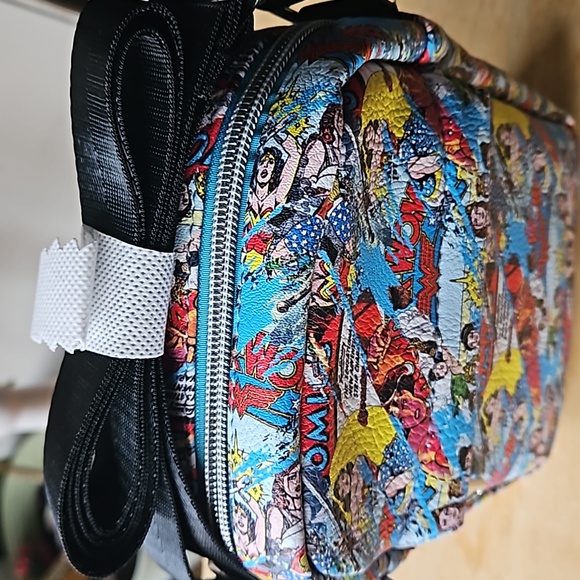 DC COMICS WONDER WOMEN CROSSBODY - Picture 4 of 12